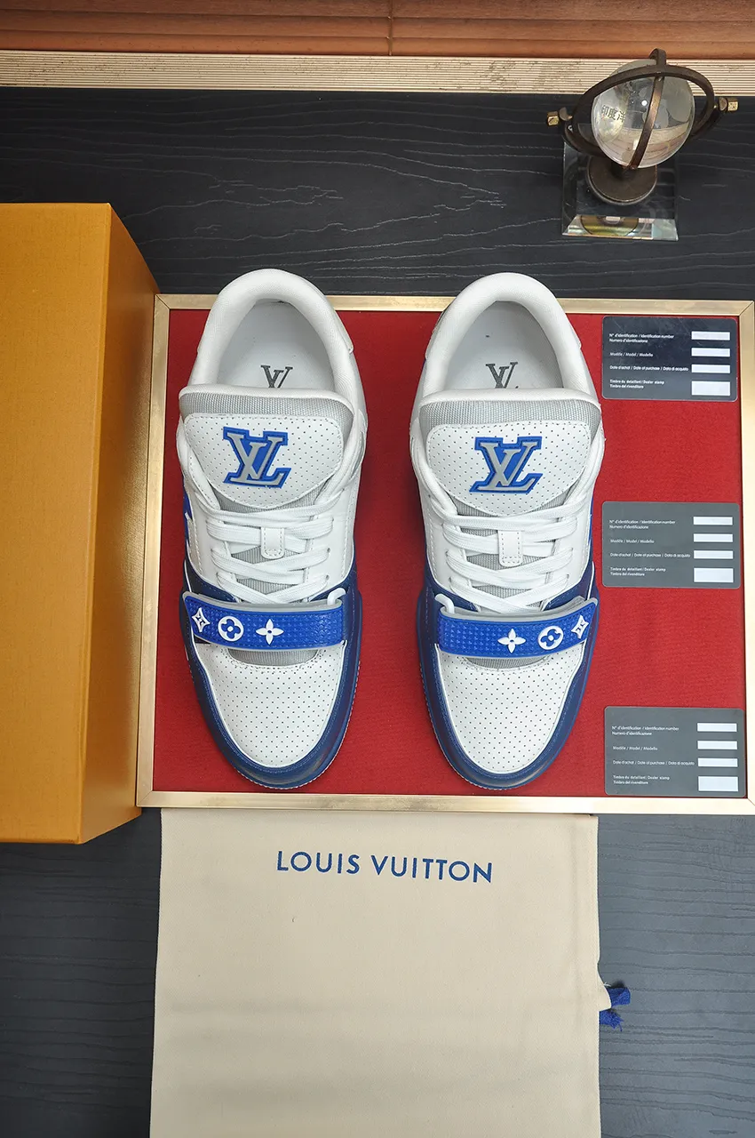 Men's shoes 💰660💶Original development, quality shipping, welcome to compare - LV sneaker series LV Trainer Maxi sneakers introduce the loose silhouette of the ready-to-wear series into the LV Trainer sneaker design written by Virgil Abloh, making an eye-catching appearance in the spring and summer men's wear shows. The cow leather upper is combined with rough fabric laces, and colorful beading highlights the brand's classic elements. LV letters mark the tongue and Monogram floral outsole. Mixed materials Made of first-layer cowhide, wrapped in imported custom-printed denim, thick shoelace design, large Monogram print on the side, "lv 54" badges on the tongue and heel, rubber outsole decorated with Monogram flowers, mesh lining and cotton feet, the comfort is as extreme as ever, premium heritage, quality first, worth owning! Size: Women's 35-39 (customized at 40, non-refundable) Men's 39-45 (customized at 38.46, non-refundable) ♡Full set of packaging with original gift box